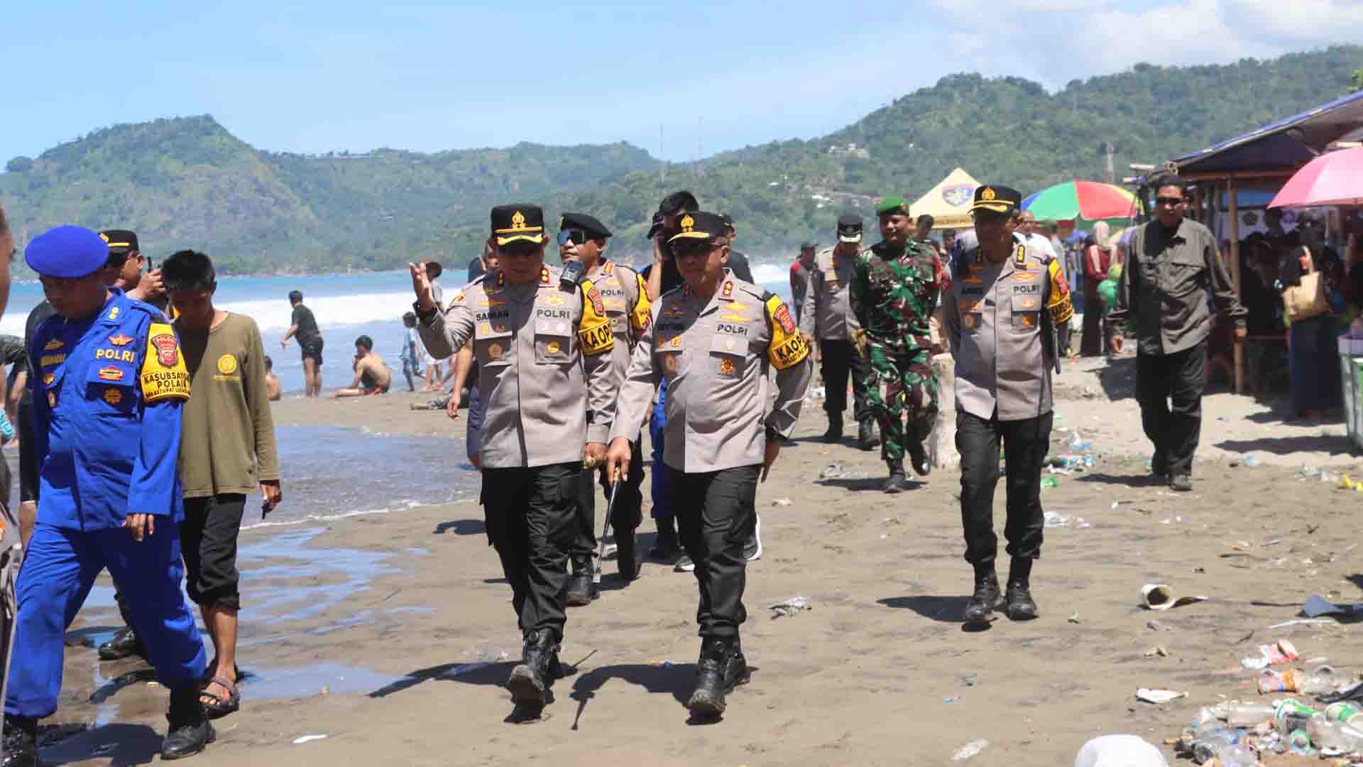 Kapolda Jabar Irjen Rudi Setiawan didampingi Kapolres Sukabumi AKBP Samian saat meninjau pengamanan wisatawan di Pantai Sukabumi, Senin (23/3/2026). | Foto: Nugraha