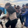 Tim SAR gabungan saat mengevakuasi jasad korban terakhir laka laut di Pesisir Ujunggenteng Sukabumi. | Foto: Ist