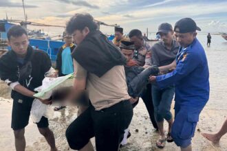 Tim SAR gabungan saat mengevakuasi jasad korban terakhir laka laut di Pesisir Ujunggenteng Sukabumi. | Foto: Ist