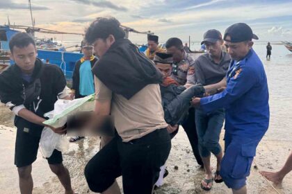 Tim SAR gabungan saat mengevakuasi jasad korban terakhir laka laut di Pesisir Ujunggenteng Sukabumi. | Foto: Ist