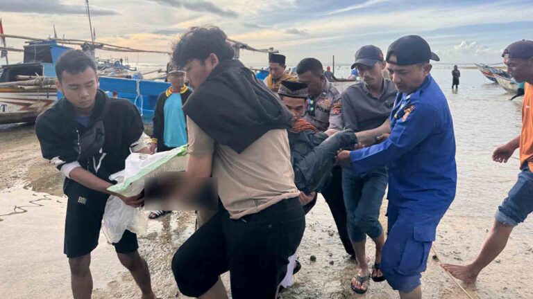 Tim SAR gabungan saat mengevakuasi jasad korban terakhir laka laut di Pesisir Ujunggenteng Sukabumi. | Foto: Ist