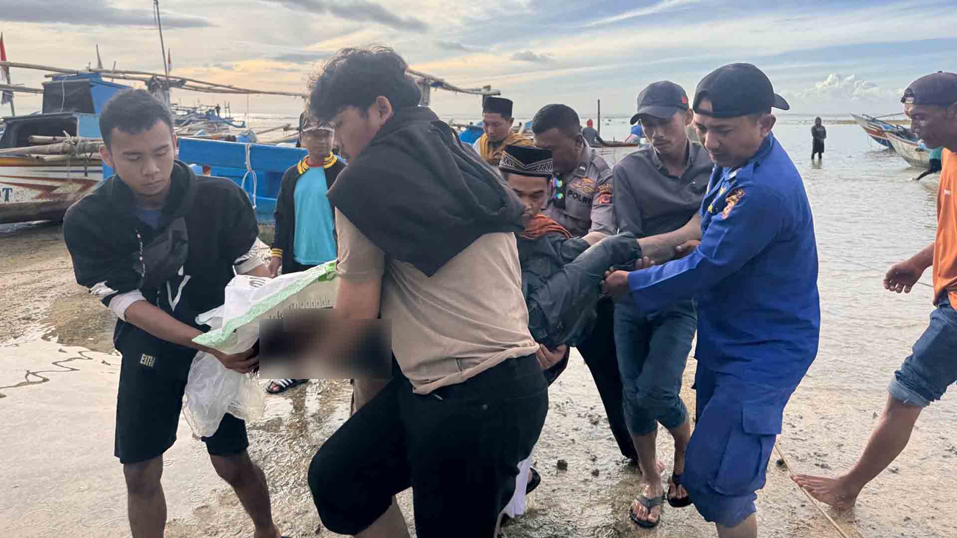 Tim SAR gabungan saat mengevakuasi jasad korban terakhir laka laut di Pesisir Ujunggenteng Sukabumi. | Foto: Ist