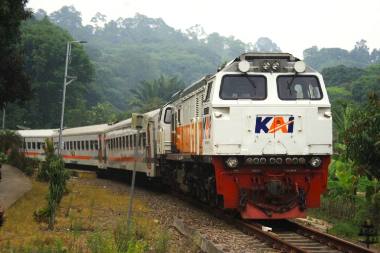 KA Siliwangi Tertahan 34 Menit Akibat Pohon Tumbang di Jalur Gandasoli-Sukabumi