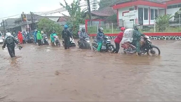 Banjir Langganan di Sukalarang, Arus Lalu Lintas Sukabumi–Cianjur Sempat Terganggu