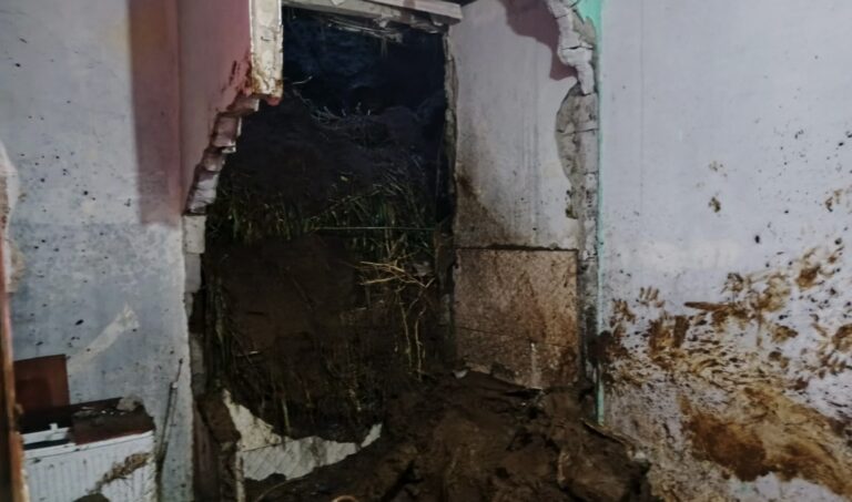 Tebing Belakang Rumah Ambruk, Karyawati Pabrik Tewas Tertimbun Longsor di Sukalarang Sukabumi