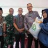 Wali Kota Sukabumi, Ayep Zaki bersama penerima Cadangan Pangan Pemerintah (CPP).