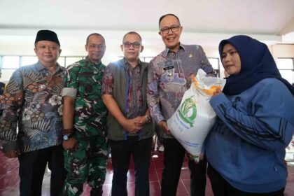 Wali Kota Sukabumi, Ayep Zaki bersama penerima Cadangan Pangan Pemerintah (CPP).