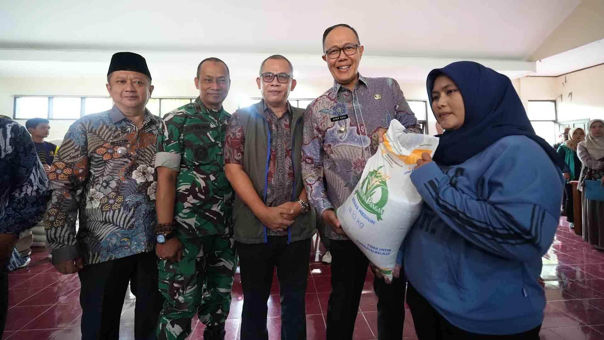 Wali Kota Sukabumi, Ayep Zaki bersama penerima Cadangan Pangan Pemerintah (CPP).
