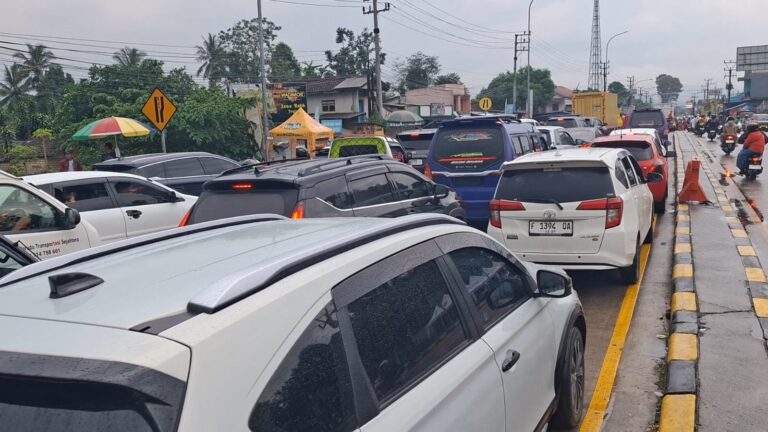 Akhir Pekan, Kendaraan Mengular di Persimpangan Exit Tol Parungkuda Sukabumi
