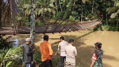 Petugas gabungan di lokasi jembatan gantung yang putus di Tegalbuleud Sukabumi. | Foto: Ist