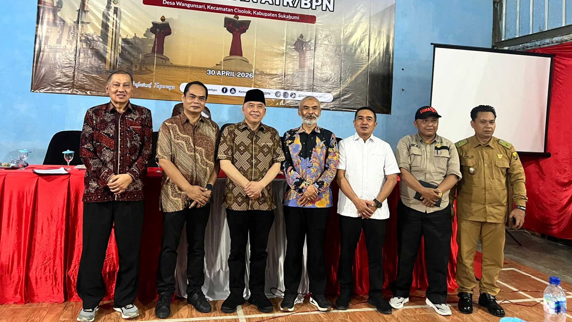 Hergun foto Bersama dengan ATR/BPN pasca sosialisasi di Cisolok