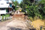 Jembatan Linggamanik di Kecamatan Jampangtengah, Kabupaten Sukabumi, yang putus diterjang arus sungai yang meluap pada Minggu (19/4/2026).
