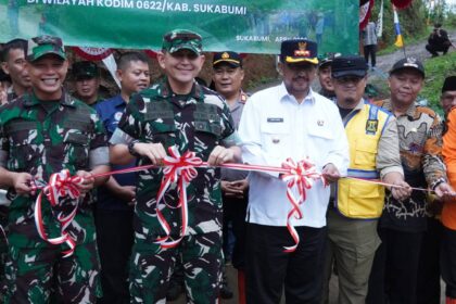 Pemkab Sukabumi bersama TNI saat meresmikan Jembatan Garuda di Kampung Cimanggu Girang, Desa Langkapjaya, Kecamatan Lengkong. | Foto: Diskominfosan Kab. Sukabumi