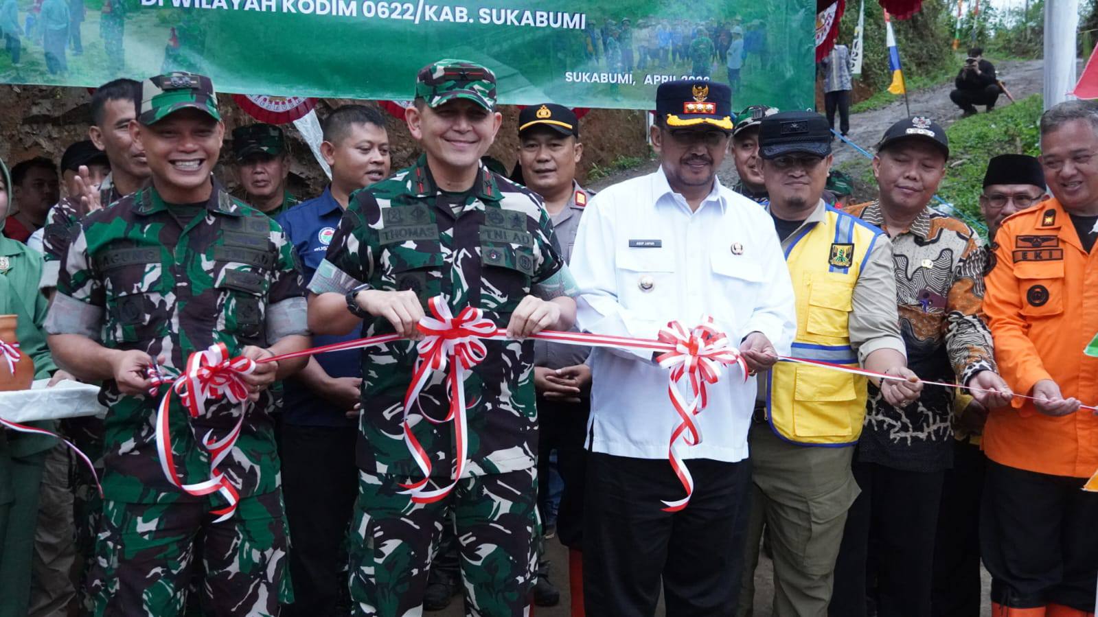 Pemkab Sukabumi bersama TNI saat meresmikan Jembatan Garuda di Kampung Cimanggu Girang, Desa Langkapjaya, Kecamatan Lengkong. | Foto: Diskominfosan Kab. Sukabumi