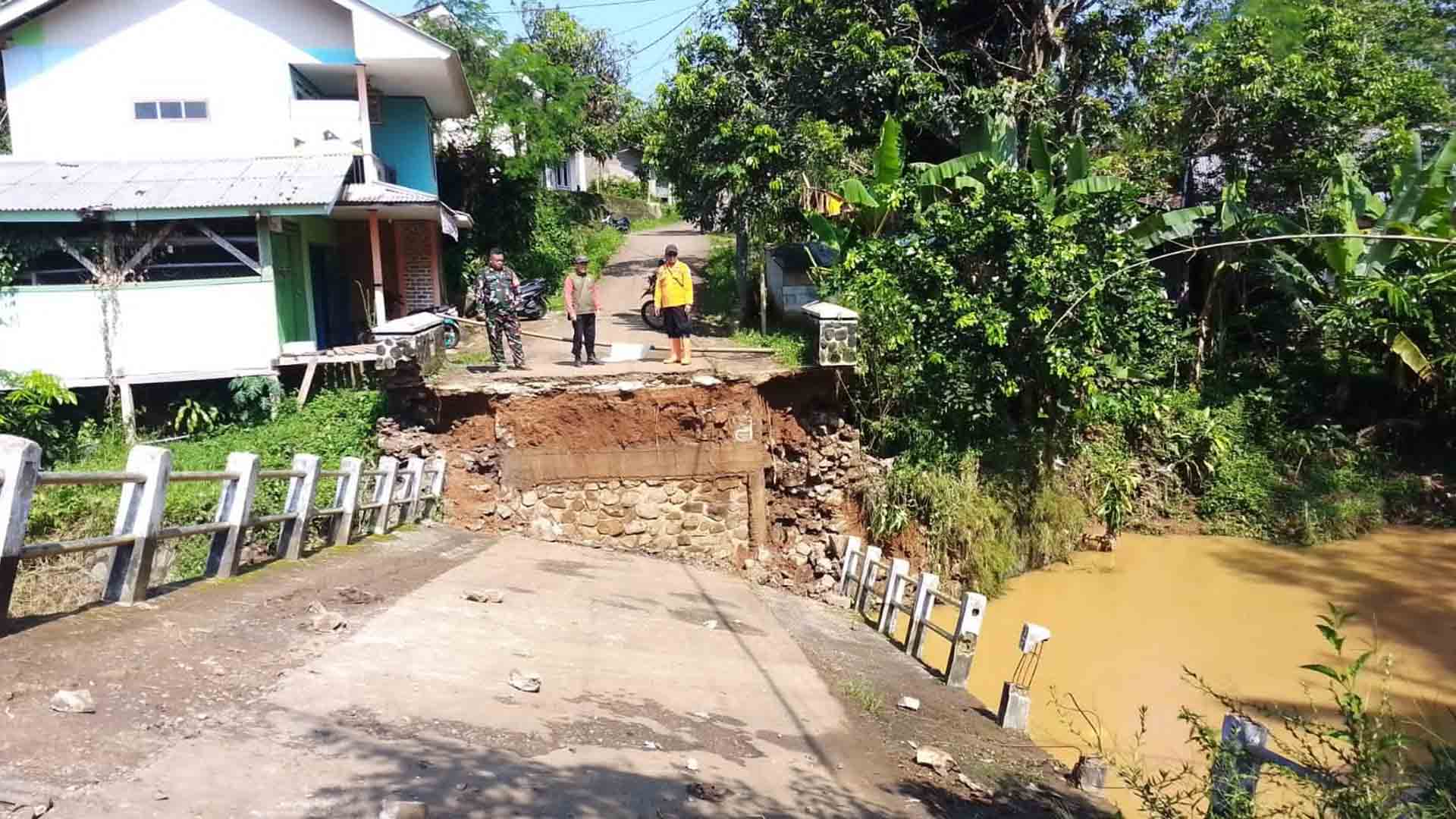 Jembatan Linggamanik di Kecamatan Jampangtengah, Kabupaten Sukabumi, yang putus diterjang arus sungai yang meluap pada Minggu (19/4/2026).