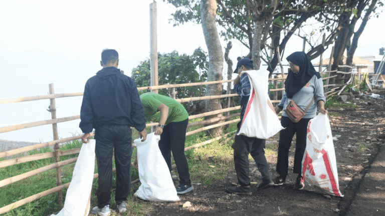 Pasca Libur Lebaran, Pemkab Sukabumi Lakukan Aksi Bersih-Bersih di Jalur Wisata