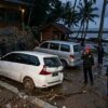 Banjir di Cikembang Cisolok mengakibatkan tiga unit mobil pengunjung resort terseret arus, 1 hilang.