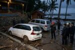 Banjir di Cikembang Cisolok mengakibatkan tiga unit mobil pengunjung resort terseret arus, 1 hilang.