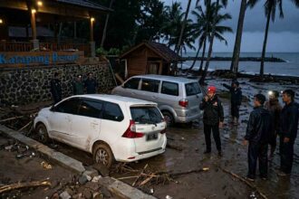 Banjir di Cikembang Cisolok mengakibatkan tiga unit mobil pengunjung resort terseret arus, 1 hilang.