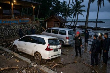 Banjir di Cikembang Cisolok mengakibatkan tiga unit mobil pengunjung resort terseret arus, 1 hilang.