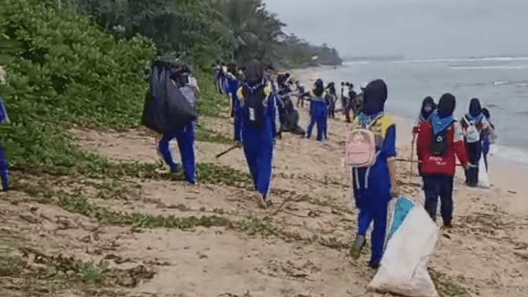 Peduli Lingkungan, Siswa SMPN 2 Ciracap Sukabumi Bersihkan Sampah di Pantai Cibuaya