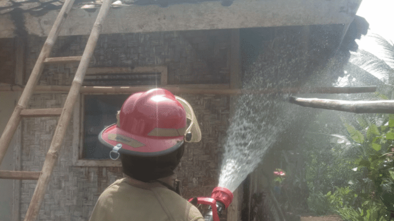Kebakaran Rumah Panggung di Ciracap Sukabumi, Api Diduga Berasal dari Puntung Rokok