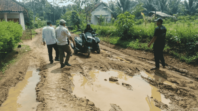 Butuh Rp1,9 Miliar per Km, Dinas PU Sukabumi Petakan Rekonstruksi Jalan Rusak di Sukatani Surade