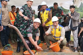 Kadisperkim Sukabumi Sendi Apriadi saat mengikuti peletakan batu pertama pembangunan Jembatan Garuda di Kecamatan Cimanggu. | Foto: Candra