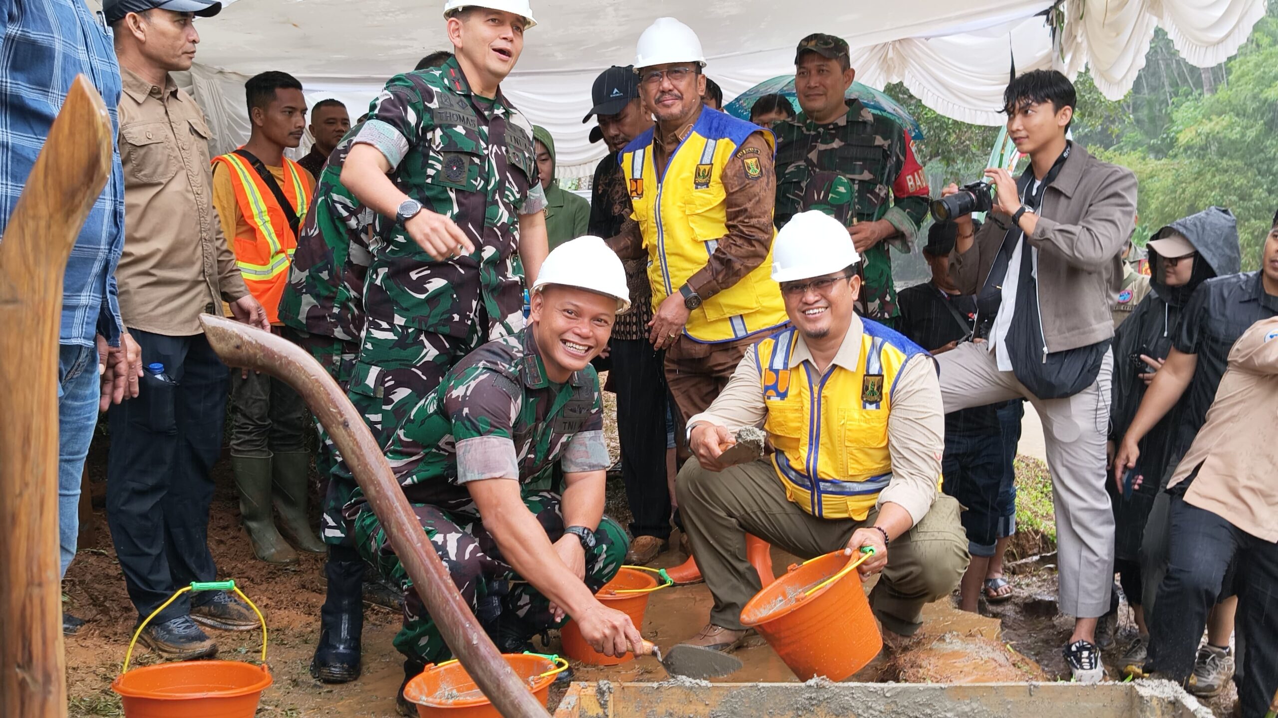 Kadisperkim Sukabumi Sendi Apriadi saat mengikuti peletakan batu pertama pembangunan Jembatan Garuda di Kecamatan Cimanggu. | Foto: Candra