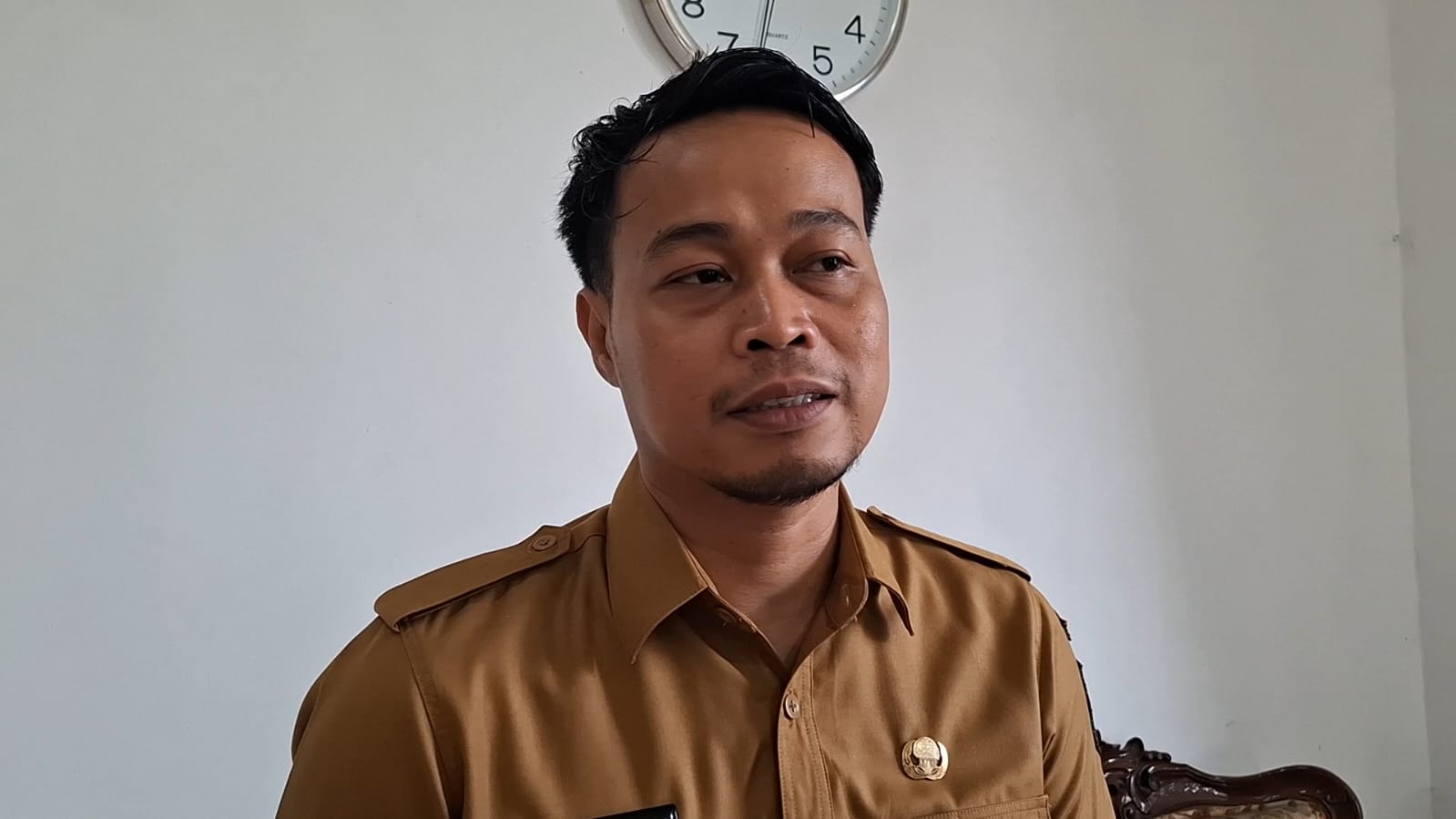 Kepala BKPSDM Kabupaten Sukabumi Ganjar Anugrah menjelaskan soal pemantauan program WFH tiap Jumat untuk ASN. | Foto: Ans