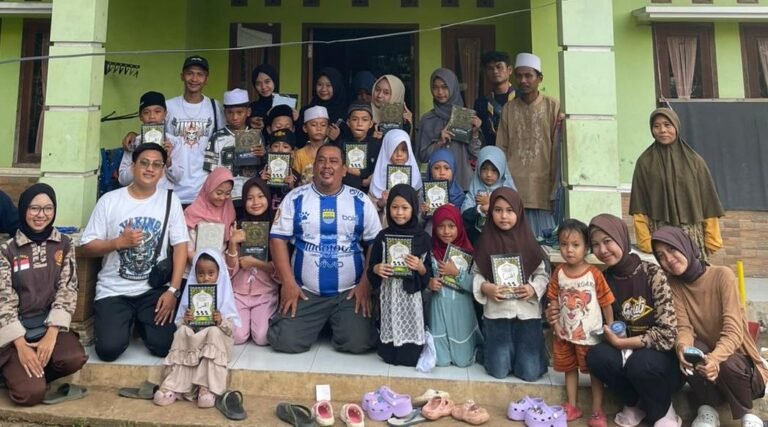 Persib Hattrick Juara, Viking Palabuhanratu Rayakan dengan Wakaf Al-Qur’an untuk Anak Pengajian di Pelosok Sukabumi