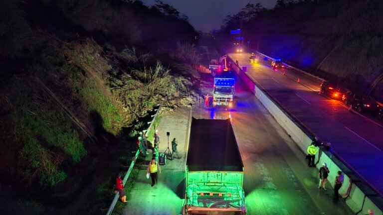 Tol Bocimi KM 72 Diterjang Longsor, Arus Kendaraan Menuju Jakarta Dialihkan ke GT Cigombong