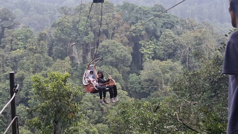 Sensasi Melintas di Atas Lembah dengan Keranjang Langit Situ Gunung Sukabumi