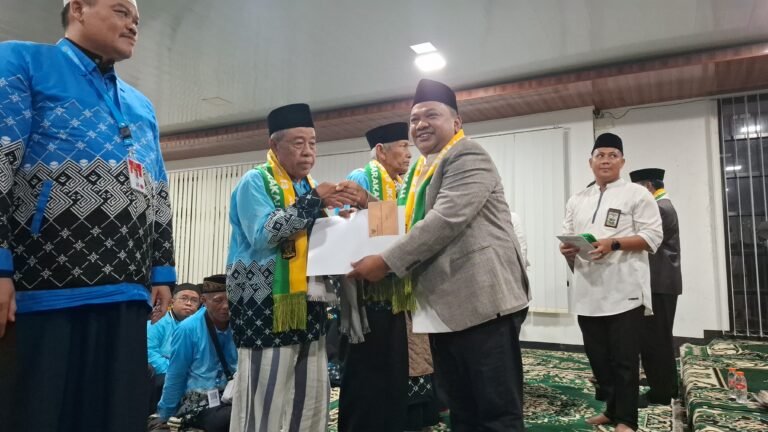Ketua DPRD Sukabumi Lepas Jemaah Haji Kloter 13, Ingatkan Pentingnya Jaga Kondisi Fisik
