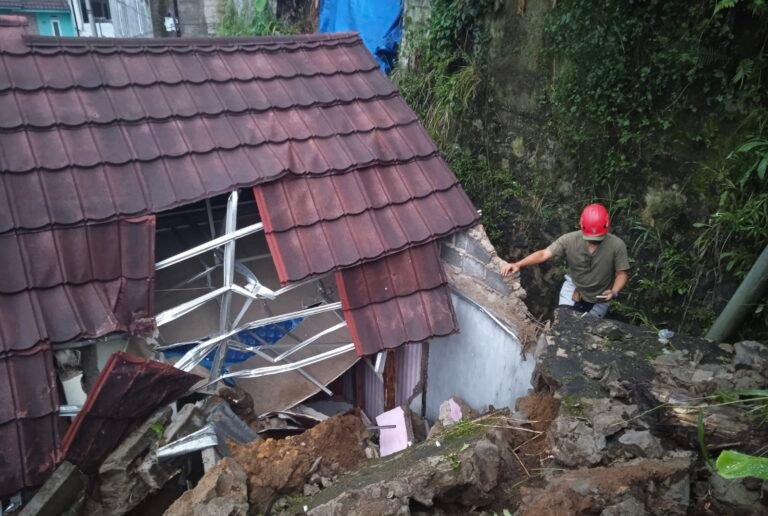 Tebing Longsor di Ciambar Sukabumi, 2 Rumah Rusak dan Satu Keluarga Mengungsi