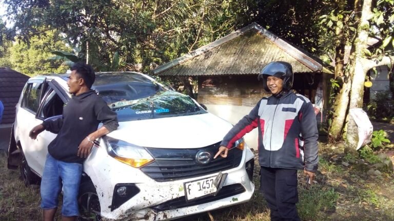 Kecelakaan di Nyalindung Sukabumi: Minibus Sigra Terjun ke Parit 6 Meter, Penumpang Luka