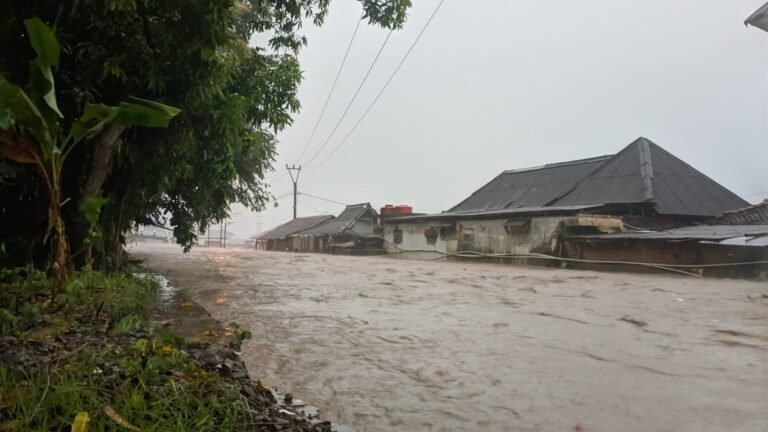 Hujan Tak Henti, Rumah Bantaran Sungai di Palabuhanratu Sukabumi Mulai Terendam