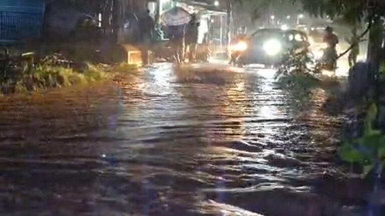 Dampak Hujan Deras, Lalu Lintas Ciracap Sukabumi Terhambat Akibat Genangan Setinggi Lutut Orang Dewasa