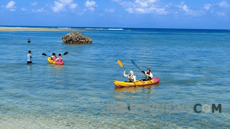 Serunya Bermain Kayak di Pantai Ujunggenteng, Jadi Favorit Wisatawan Saat Libur Akhir Pekan