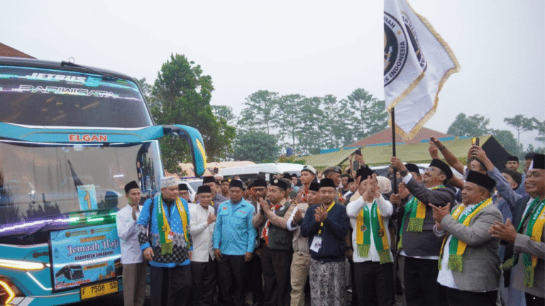Sebagian Besar Lansia, Bupati Asep Japar Lepas 62 Jemaah Haji Kabupaten Sukabumi ke Tanah Suci
