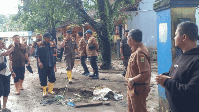 Pascabanjir Palabuhanratu, Bupati Asep Japar Turun Langsung Bersihkan Ruang Pelayanan Puskesmas