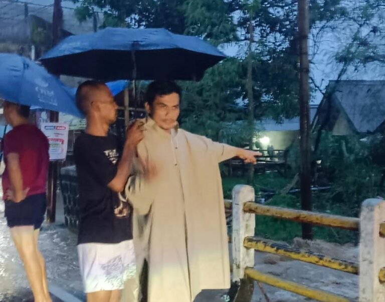 Palabuhanratu Dikepung Luapan Sungai, Petugas Bersama Warga Lakukan Evakuasi Mandiri