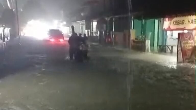 Curah Hujan Tinggi, Kawasan Pusat Surade Dilanda Banjir Setinggi 50 Sentimeter