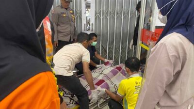 Petugas saat mengevakuasi jenazah korban. | Foto: Dok. Polsek Kalibunder