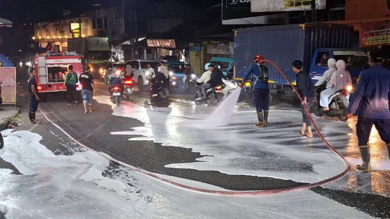 Tumpahan Oli di Simpang Ratu Cibadak Picu Rentetan Pemotor Jatuh