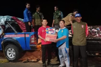 Petugas menyerahkan bantuan tanggap darurat kepada lima kepala keluarga korban kebakaran di Kampung Pajagan, Desa Cikahuripan, Kecamatan Cisolok, Kabupaten Sukabumi, Minggu (28/6/2026)
