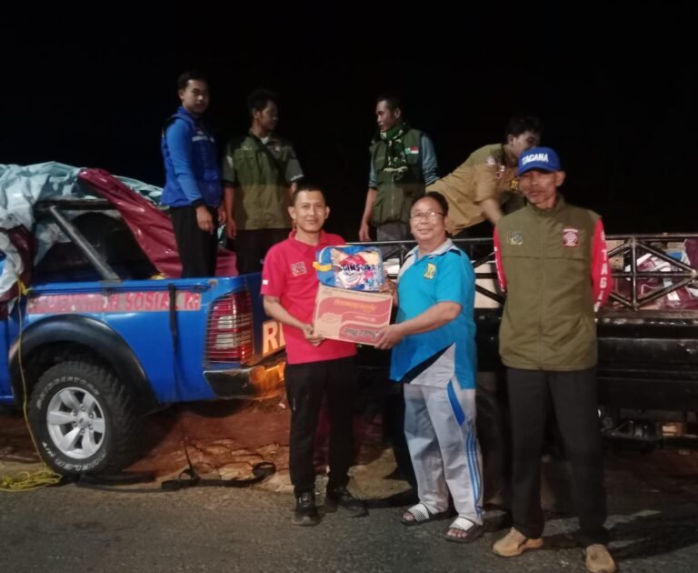 Petugas menyerahkan bantuan tanggap darurat kepada lima kepala keluarga korban kebakaran di Kampung Pajagan, Desa Cikahuripan, Kecamatan Cisolok, Kabupaten Sukabumi, Minggu (28/6/2026)