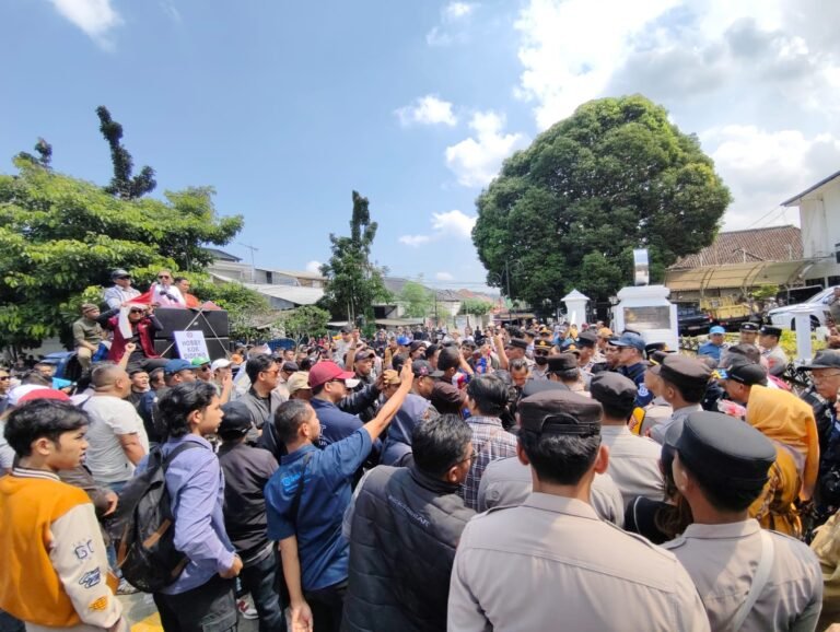 Massa RT/RW Demo Wali Kota Sukabumi di Aksi 2626, Tuntut Insentif Tepat Waktu hingga Tagih Janji Dana Abadi