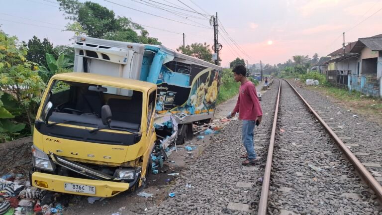 Truk Boks Tersambar KA Pangrango di Cibadak Sukabumi, Satu Pemotor Tewas Terhimpit