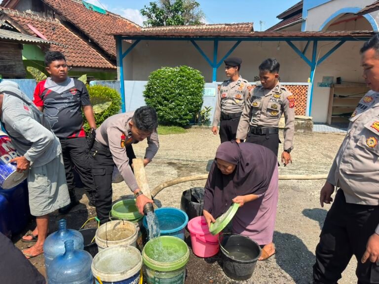 Polres Sukabumi Distribusikan Air Bersih ke Warga Bantargadung dalam Rangka HUT Bhayangkara ke-80